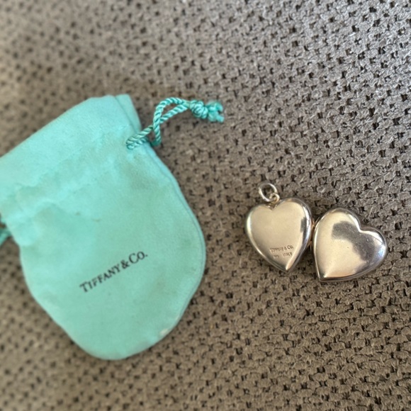 Tiffanyy & Co Heart Locket Pendant. Dust bag included. - Picture 7 of 9
